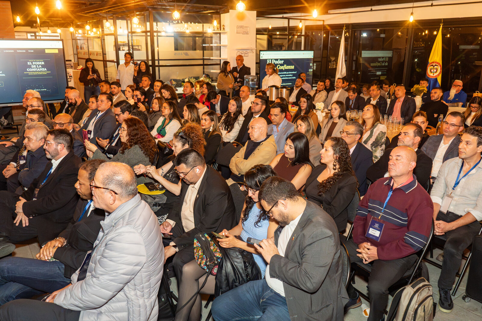 Público asistente al lanzamiento de El Poder de la Confianza en Bogotá