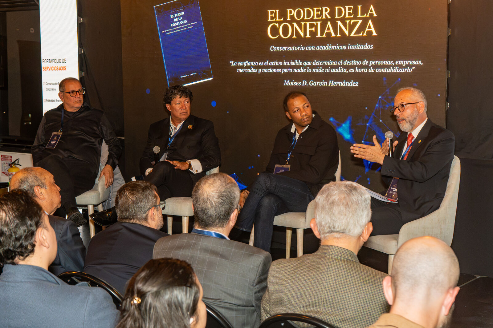 Panel de académicos invitados y el autor en el conversatorio