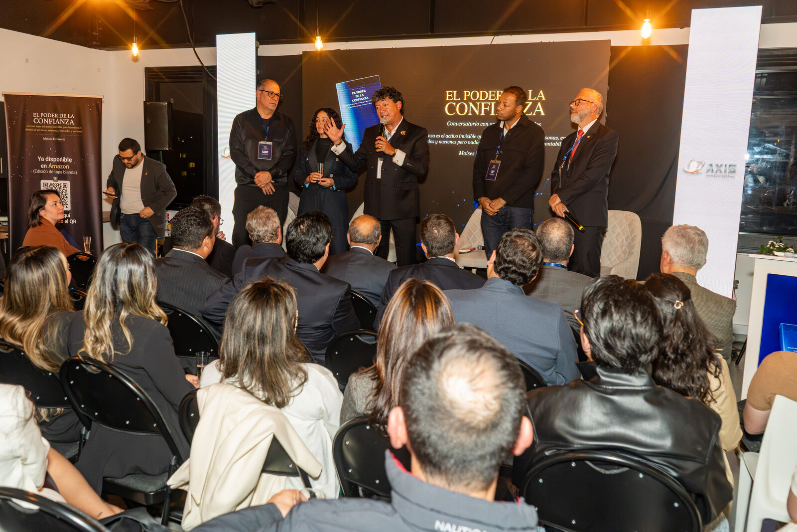 Brindis de lanzamiento con el equipo y los panelistas